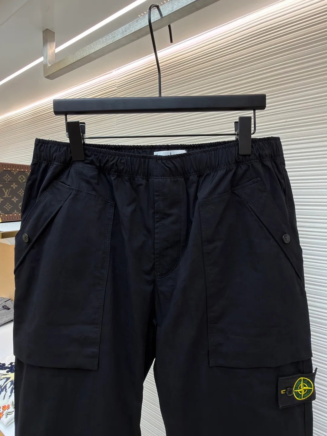 P430 Stonelsland badge casual trousers ●Original version: 3730 purchase and development ●Item number: 1681434-A85 ●Fabric: Yunmian Yixu moisture-permeable soft-skin satin fabric ●Technology: embroidery production ●Color: black ●Version: Fitted version ●Weight: about 445 grams ●Size: 34-36-38-40 ●Description: Customized Yunmian Yixu moisture-permeable soft-skin satin, refreshing and breathable Comfortable and skin-friendly. The black base is calm and elegant. The iconic Stonesland badge is embellished on the side of the trousers. It is like a unique medal to highlight the brand's imprint. It abandons complexity and outlines a neat silhouette with simple lines to outline a casual and free style. Calmly interpret a unique style chapter, using imported machine embroidery technology. Use advanced computer control systems and precision mechanical components to realize the Stonesland badge embroidery operation with high precision. The lines are smooth and delicate, and the fabrics have been heavily fermented and washed. It has better hand feel and texture, is not easy to deform, shrink or fade, and maintains long-term beauty. The overall wiring is straight and delicate, the fabric is comfortable and soft, and the color is consistent without color difference. It can be matched with the same style to create a fashionable look and control various occasions. Customized accessories, complete with three standards, same style for men and women!